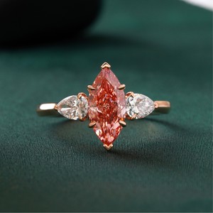 Anillo de Diamante Cultivado en Laboratorio de 1.62 CT, Corte Marquesa, Color Rojo Intenso, con Engaste de Puntas, Oro de 14K, Color Único y Exclusivo - Product Image 1
