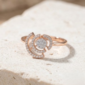 Bague de cocktail géométrique en or rose 14 carats plaqué or, sertie de moissanite taille ronde et pavé, bijoux de mariée pour femme - Product Image 1