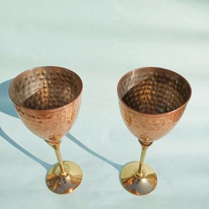 Verre à vin au design martelé classique, parfait pour servir des cocktails, du vin et des boissons dans les restaurants, les bars et lors d'événements. Vaisselle d'Inde. - Product Image 4