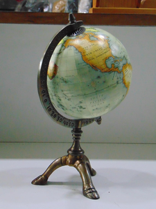 Globo terráqueo educativo de metal moderno con acabado en latón antiguo y mapa giratorio, pieza decorativa. - Product Image 4