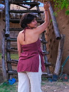Haut court en dentelle crochetée fait main pour femme, style bohème chic, dos nu, en coton, sans manches, idéal pour les festivals d'été et les soirées - Product Image 4