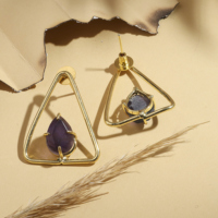 Boucles d'oreilles clous KKATHA plaquées or avec améthyste, monture triangulaire, style bohème, design géométrique à pierres facettées, pour usage quotidien, tendance