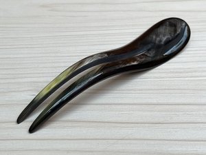Fourche à cheveux artisanale en corne de buffle, forme naturelle, polie, imitation antique, durable, pour la maison, le bureau ou les soirées - Product Image 1