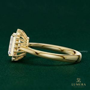 Bague de mariage de luxe en or jaune, blanc et rose, sertie d'un diamant de laboratoire taille fantaisie éclatant, avec halo d'émeraudes - Product Image 4