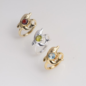 Anillo de delfín de latón chapado en oro con topacio azul engastado en bisel, joyería de diseño inspirada en el océano para mujer, regalo. - Product Image 3