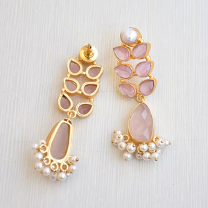 ต่างหูทองเหลืองชุบทองประดับโรสควอตซ์พรีเมียม ดีไซน์ทรงดอกไม้สไตล์โบโฮชิค คุณภาพส่งออกจำนวนมาก - Product Image 6