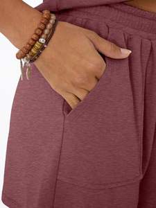 เสื้อคอวีทรงสวยเก๋ สีสันสดใส ดีไซน์ขอบเอวเก๋ๆ ชุดเซ็ตฤดูร้อนสำหรับผู้หญิง ชุดสองชิ้น กางเกงขาสั้น ชุดเซ็ตผู้หญิง - Product Image 4