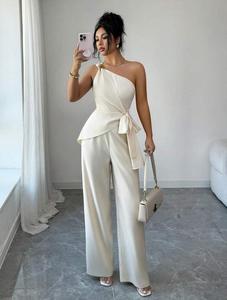 Ensemble coordonné élégant avec haut asymétrique à détail noué et pantalon large - Product Image 5