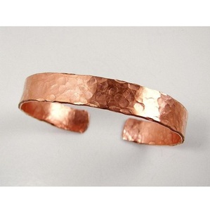 Exquisito brazalete de cobre con diseño geométrico – Brazalete con superficie de rejilla geométrica - Product Image 2
