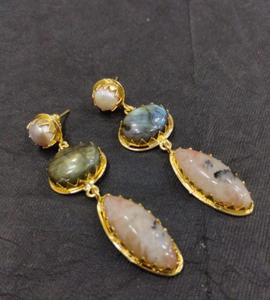 ต่างหูห้อยทรงหยดน้ำประดับเพชรเม็ดใหญ่สำหรับผู้หญิง ชุบทอง 14K/18K ทำจากทองเหลือง รูปทรงสั่งทำได้ ประดับแบบ Bezel Set ทันสมัย ใส่ได้ทุกวัน ขายส่ง - Product Image 3