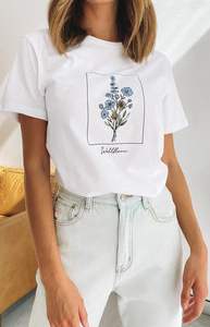 เสื้อยืดคอกว้างลายทางทรงสลิมฟิตผ้าโพลีเอสเตอร์/คอตตอนสไตล์สตรีทแวร์ราคาส่งถูกสำหรับผู้หญิง รับสกรีนโลโก้ แขนสั้นความยาวปกติ - Product Image 2