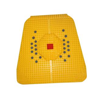 Alfombrilla de acupresión amarilla con nodos negros y centro rojo para terapia de reflexología podal, uso en centros de rehabilitación - Product Image 1