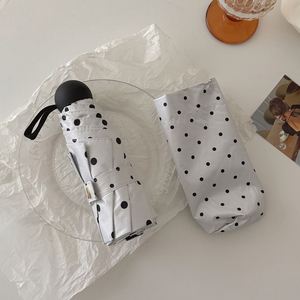 Parapluie pliant portable mini style coréen à pois en pongé anti-UV avec revêtement noir, idéal pour les cadeaux d'affaires, pour femmes, voyage, soleil et pluie - Product Image 1