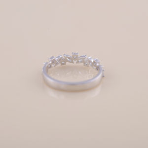 Anillo de media eternidad con diamantes cultivados en laboratorio de corte marquesa y redondo de 0.47 quilates |   Anillo de Boda de Plata de Ley 925 Sólida - Product Image 4