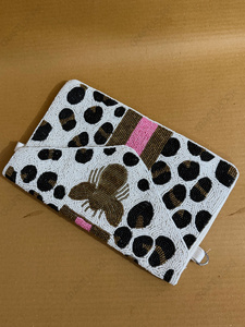 Bolso de mano tipo sobre con cuentas hecho a mano al por mayor para mujer, de lujo, con bordado de abeja y estampado de leopardo, para noche, diseño personalizado OEM - Product Image 2