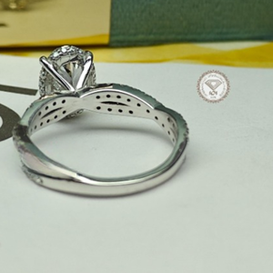 Anillo de Compromiso de Tres Piedras con Diamante Ovalado Cultivado en Laboratorio de 3.20 TCW en Oro de 14K, Certificado IGI, Joyería Nupcial de Lujo para Mujer - Product Image 3