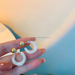 ต่างหูเรซินอะคริลิคทรงเรขาคณิตลมหนาวแบบย้อนยุค2023ใหม่ต่างหูห่วงทำจากเรซินทุกวันสำหรับผู้หญิงจากต่างประเทศ - Product Image 3