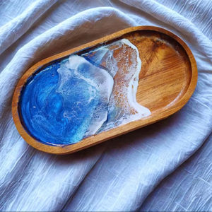 Bandeja de madera y resina epoxi con colores oceánicos, diseño de geoda hecho a mano, regalo de inauguración, bandeja de arte funcional, regalo para anfitrión. - Product Image 1