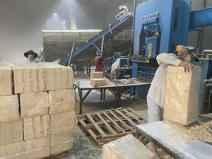 Thai Quality Pine Wood Shavings Good Chipper Dried Sawdust Pet Bed Animal Bedding for Small Pets <b>Agricultural</b> <b>Waste</b> Product - Product Image 6