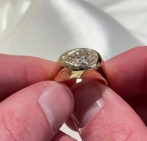 Anillo de Oro Amarillo Sólido de 14K con Diamante Cultivado en Laboratorio de 1ct con Corte Pera y Engaste de Bisel, Diseño Moderno, Certificado IGI, Claridad VS - Product Image 3