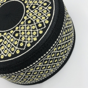 Gorro de Oración con Diseño Étnico de Oriente Medio, Turbante para Hombre Adulto, Ajuste Regular para Todas las Estaciones, Bordado Floral en Negro, Verde y Dorado - Product Image 4