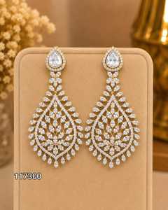 Boucles d'oreilles pendantes élégantes en laiton et cristal en forme de goutte Ping Bling pour femme, plaquées or, motif floral, ensemble de luxe pour mariée et mariage - Product Image 1