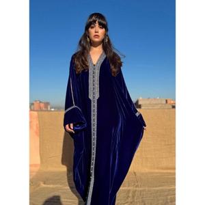 Kaftan en velours de soie surdimensionné de haute qualité, bleu roi, avec décolleté imposant, orné de Sfifas, fait main par Aakaids - Product Image 3