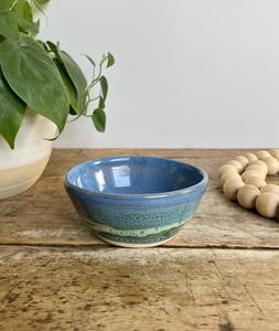 Bol à collation en céramique raffinée, glaçure bleu-vert sereine, design compact et profond, résistant à la chaleur, finition longue durée, parfait pour la décoration de table - Product Image 1