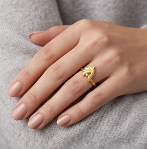 DIVYORO Anillo clásico con textura floral ligero chapado en oro de 22 quilates para mujer, para múltiples ocasiones - Product Image 3