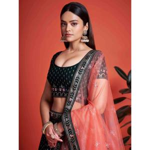 Lehenga Choli de Georgette con Lentejuelas Verdes y Estampado Plisado, Talla Grande - Product Image 3