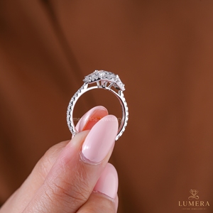 Anillo de Diamante Cultivado en Laboratorio de Corte Ovalado Premium de 2.39CT con Halo de Diamantes Laterales Trapezoidales, Joyería Nupcial para Boda - Product Image 5
