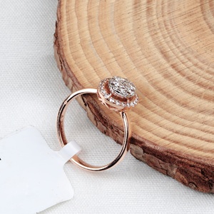 Vente en gros de bague halo en or rose massif 14 carats à deux tons avec grappe de diamants, Memoria Jewels - Product Image 1
