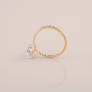 Bague de fiançailles en diamant de laboratoire taille radiant 2,34 carats avec bande pavée ronde en or blanc, jaune et rose 14 carats - Product Image 5