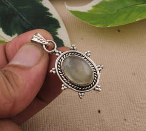 สร้อยคอพลอยเพรนไนต์ธรรมชาติ ปลายแหลม เงินแท้ 925 ชุบแพลตตินัม วินเทจ แท้ สีเขียว ประดับเพชร ขายส่ง - Product Image 3