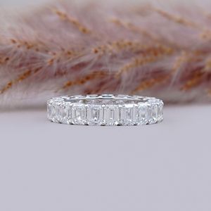Bague éternelle de luxe sertie de diamants taille émeraude – Alliance de mariage intemporelle en diamant pour femme - Product Image 1