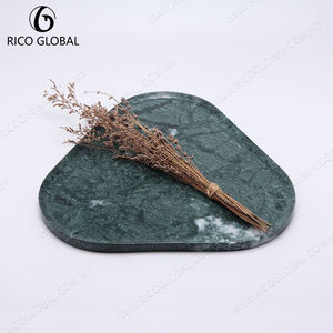 Plateau de service en marbre RICO GLOBAL, vert poli, forme triangulaire élégante - Product Image 4