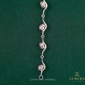 Bracelet de luxe ovale en diamant de laboratoire plaqué or pour femme, avec pierres étincelantes et design unique à maillons ondulés - Product Image 5