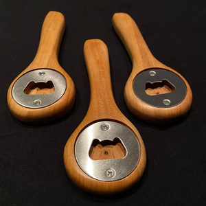 Juego de 3 abridores de botellas artesanales de madera con inserciones metálicas, perfectos para bares, cocinas, fiestas y bodas. - Product Image 1