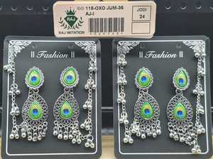 Boucles d'oreilles Jhumka à plusieurs niveaux en argent oxydé, motif Paisley et plumes de paon, avec chaîne de cheveux Ghungroo intégrée, ensemble de boucles d'oreilles tendance - Product Image 3