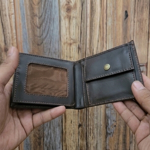 Portefeuille en cuir marron foncé de qualité supérieure pour homme, design bifold avec poche à monnaie à bouton, fenêtre en maille pour carte d'identité et double compartiment pour billets. - Product Image 2