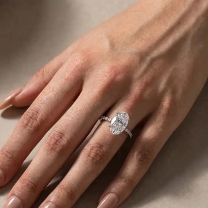 Élégante bague de fiançailles en argent sterling plaqué or blanc avec pierre latérale en moissanite de 5,0 carats de coupe ovale, couleur D, pureté VVS - Product Image 5