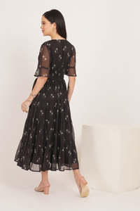 Robe midi en mousseline noire à imprimé floral avec manches volantées et ourlet superposé, style bohème, taille élastique, coupe ample en A - Product Image 4