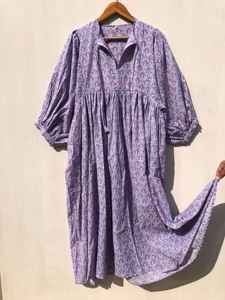 ชุดเดรสผ้าโปร่งลายดอกไม้ คอวีลึก ผ้าฝ้ายพิมพ์ลายด้วยมือ สไตล์ลำลองสำหรับฤดูร้อน ขายส่ง ระบายอากาศได้ดี แห้งเร็ว - Product Image 4