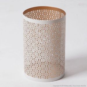 Portavelas de metal de diseño que combina resistencia, estilo y luz relajante para crear hermosos entornos habitables. - Product Image 1