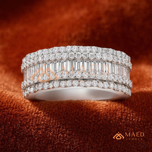 แหวนเพชรสามแถวเงินแท้ 18K สุดหรู |   แหวนเพชรทรงบาแกตต์แนวตั้งและทรงกลมเจียระไนแบบบริลเลียนท์ เพชรเพาะเลี้ยงในห้องปฏิบัติการ | - Product Image 1