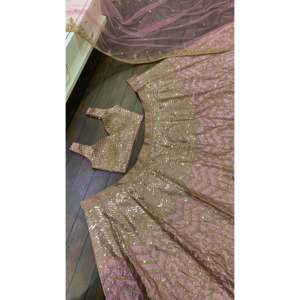 Lehenga Choli de créateur pour les fêtes, vêtements indiens et pakistanais avec des sequins, des dori et des travaux de zari - Product Image 2