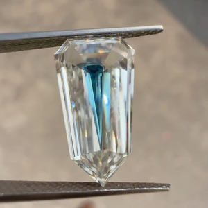 Diamante suelto de laboratorio con corte baguette cónico antiguo, pulido, grado de corte EX, dureza 10/10, forma de daga alargada, centro azul - Product Image 1