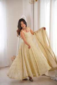 Colección de diseñador en Cosmos Gold con bordados, conjunto de vestido y dupatta completamente cosido, listo para usar. - Product Image 1