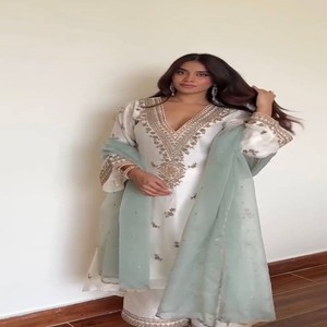 Ensemble haut et pantalon en soie romaine brodée VASTRA COTTAGE avec dupatta en organza, tenue de soirée ethnique pour femmes - Product Image 2