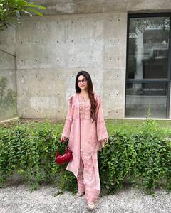 Conjunto de diseñador con top de georgette sintético estampado digitalmente, pantalón y dupatta, completamente cosido y listo para usar. - Product Image 3